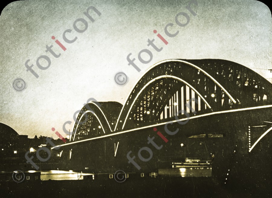 Die Rheinbrücke nach Oberkassel ; The Rhine bridge to Oberkassel - Foto foticon-600-simon-duesseldorf-340-016.jpg | foticon.de - Bilddatenbank für Motive aus Geschichte und Kultur